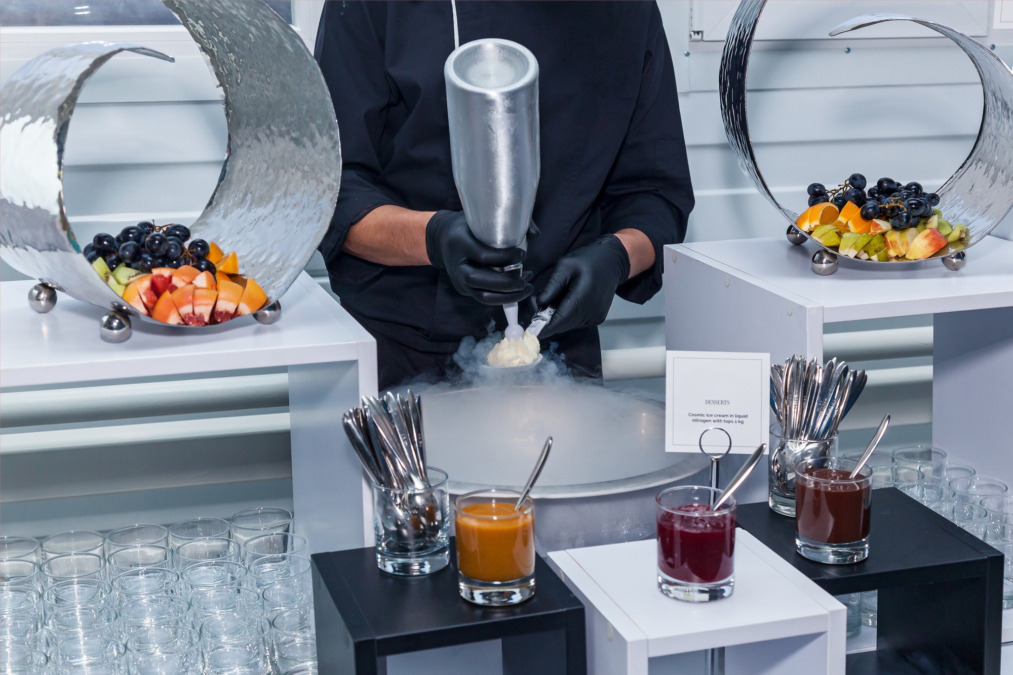Zespół przygotowujący ekspresowy catering w eleganckim wnętrzu